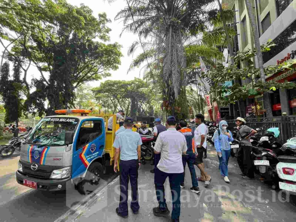 Maba Dilarang Bawa Motor, Trotoar di Kota Malang Malah Jadi Lahan Parkir Liar, Jumat (4/9/2026).