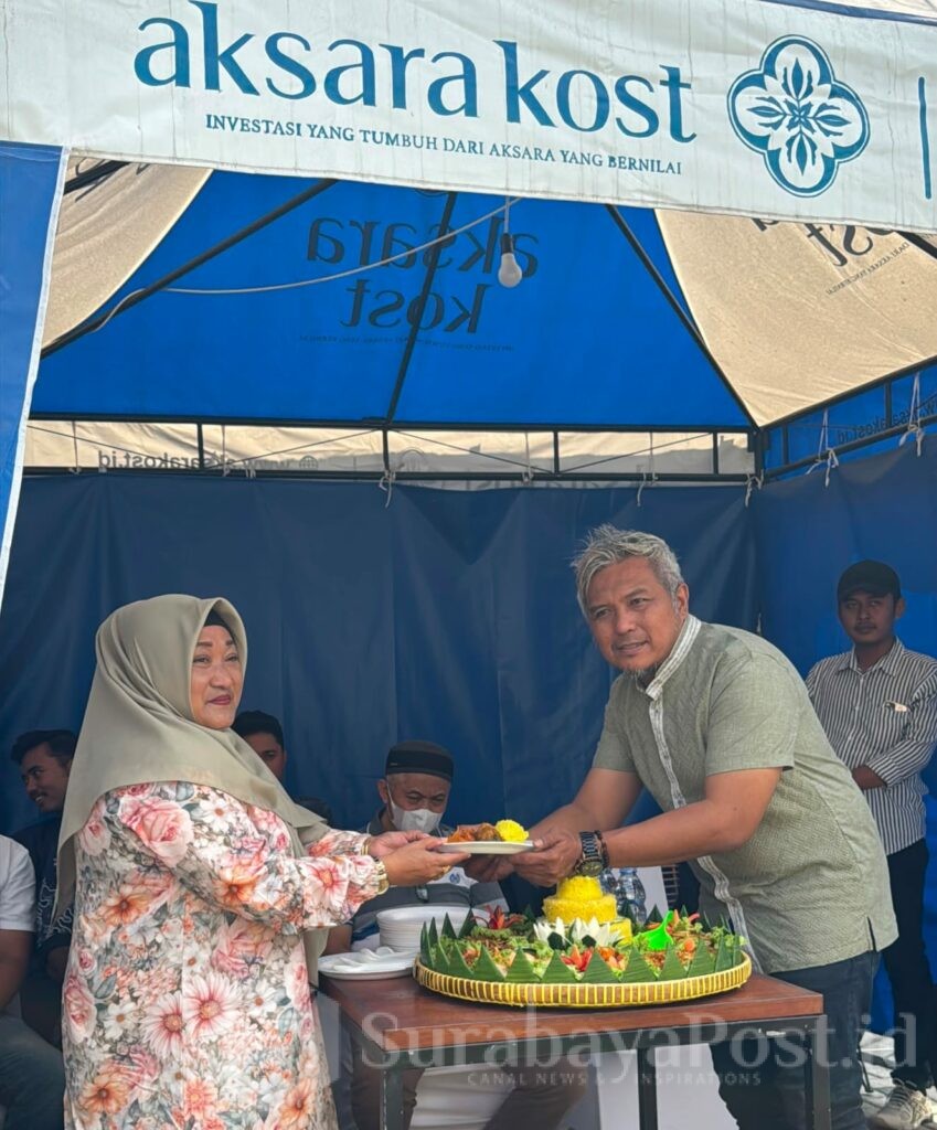 Prosesi dimulai dengan doa bersama, dilanjutkan pemotongan tumpeng dan pemancangan batu pertama sebagai simbol dimulainya pembangunan.