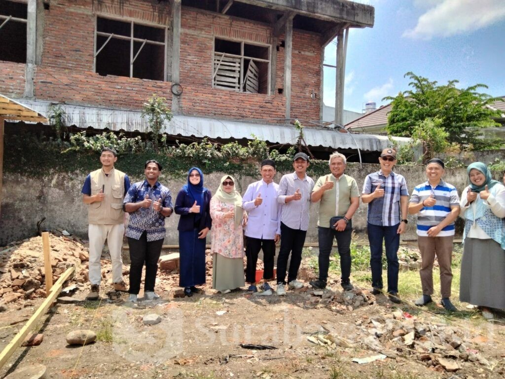 Direktur Aksara Kost, Nuri Hendra (empat dari kanan) pose bersama pembeli dan tokoh masyarakat usai peletakan batu pertama.