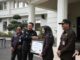 Wali Kota Malang, Dr. Ir. Wahyu Hidayat, M.M., menyerahkan piagam penghargaan WBBM tersebut kepada Kepala Dispendukcapil Kota Malang, Ir. Dahliana Lusi Ratnasari, M.M. (Sumber Prokompim).