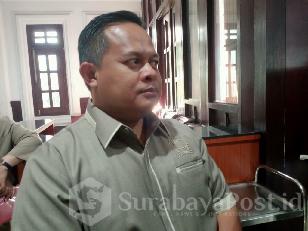 Wakil Ketua II DPRD Kota Malang, Trio Agus Purwono memberikan keterangan kepada wartawan usai rapat paripurna.