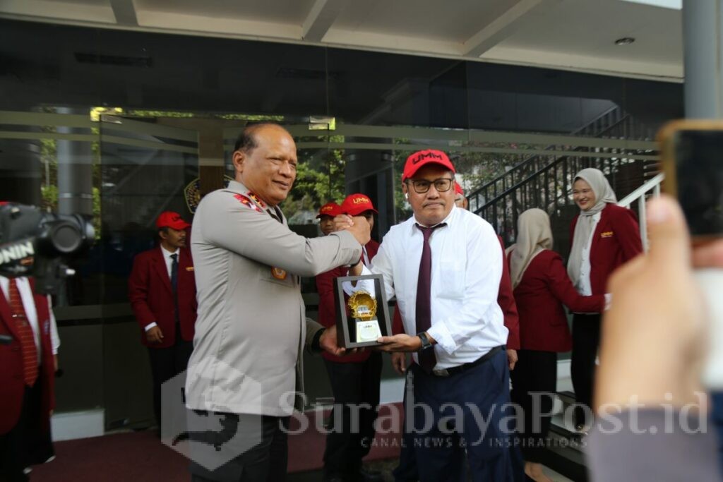 Rektor UMM, Prof. Dr. Nazaruddin Malik, S.E., M.Si memberikan cinderamata kepada Kapolda Jatim, Irjen. Pol. Drs. Nanang Avianto, M.Si. (ist).