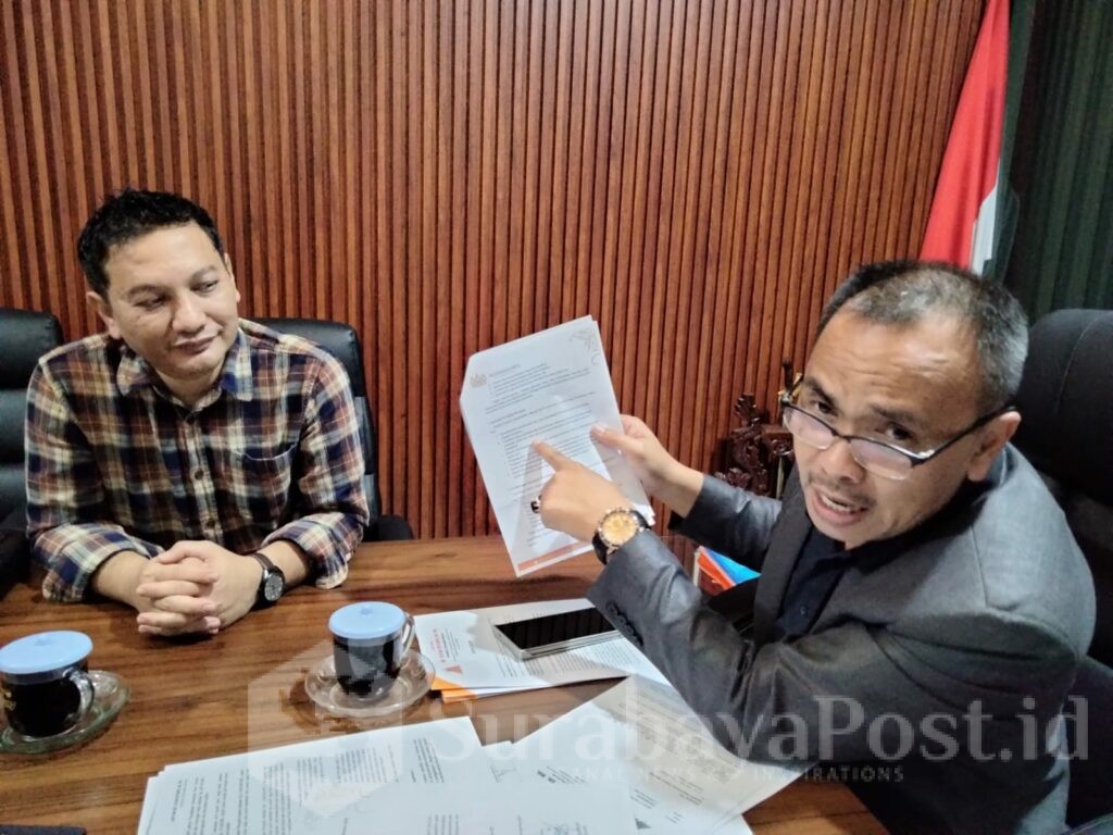 Advokat Dr Yayan Riyanto menunjukkan bukti aduan ke Polres Malang kepada awak media