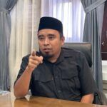 Rendra Masdrajad: DPRD Tak Punya Kewenangan Hentikan MBG, Fungsi Kami Awasi dan Evaluasi MALANGKOTA (SurabayaPost.id) – Polemik terkait program Makan Bergizi Gratis (MBG) di Kota Malang perlu diluruskan. Anggota DPRD Kota Malang Rendra Masdrajad Safaat menegaskan, DPRD tidak memiliki kewenangan untuk menghentikan program nasional tersebut. MBG merupakan program strategis nasional yang masuk dalam RPJMN 2025–2029 dan didanai melalui Anggaran Pendapatan dan Belanja Negara (APBN). Dengan demikian, kebijakan terkait keberlangsungan program sepenuhnya berada di tangan Pemerintah Pusat. "DPRD Kota Malang tidak punya kewenangan untuk memberhentikan program nasional seperti MBG. Yang bisa kita lakukan di daerah adalah mengawasi, mengevaluasi, dan memastikan pelaksanaannya berjalan dengan baik sesuai aturan," ujar Rendra, Rabu (9/9/2026). Rendra menjelaskan, dalam sistem pemerintahan, Pemerintah Kota (Pemkot) Malang dan DPRD memiliki kewenangan pada aspek pelaksanaan, pengawasan, serta evaluasi program di tingkat daerah. Hal itu termasuk memastikan distribusi berjalan lancar, kualitas makanan terjaga, dan program benar-benar tepat sasaran bagi masyarakat Kota Malang. "Kalau ada persoalan dalam pelaksanaan, tentu harus kita evaluasi. Kalau ada kekurangan, kita sampaikan dan kawal perbaikannya. Jangan sampai persoalan teknis di lapangan kemudian dipahami seolah-olah DPRD bisa menghentikan program nasional," tegas politikus PKS itu. Menurut Rendra, pemahaman mengenai batas kewenangan penting agar pembahasan MBG tidak berkembang menjadi kesimpulan yang keliru. Ia menilai fungsi pengawasan DPRD seharusnya digunakan untuk memastikan program yang langsung dirasakan masyarakat ini berjalan tertib dan memberi manfaat. "Yang paling penting bagi kami adalah bagaimana program ini berjalan dengan baik di Kota Malang. Kalau ada masalah, kita kawal penyelesaiannya. Kalau ada yang perlu diperbaiki, kita dorong perbaikannya," pungkas anggota Komisi C tersebut. (lil).