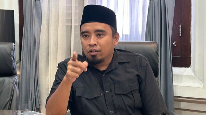 Rendra Masdrajad: DPRD Tak Punya Kewenangan Hentikan MBG, Fungsi Kami Awasi dan Evaluasi MALANGKOTA (SurabayaPost.id) – Polemik terkait program Makan Bergizi Gratis (MBG) di Kota Malang perlu diluruskan. Anggota DPRD Kota Malang Rendra Masdrajad Safaat menegaskan, DPRD tidak memiliki kewenangan untuk menghentikan program nasional tersebut. MBG merupakan program strategis nasional yang masuk dalam RPJMN 2025–2029 dan didanai melalui Anggaran Pendapatan dan Belanja Negara (APBN). Dengan demikian, kebijakan terkait keberlangsungan program sepenuhnya berada di tangan Pemerintah Pusat. "DPRD Kota Malang tidak punya kewenangan untuk memberhentikan program nasional seperti MBG. Yang bisa kita lakukan di daerah adalah mengawasi, mengevaluasi, dan memastikan pelaksanaannya berjalan dengan baik sesuai aturan," ujar Rendra, Rabu (9/9/2026). Rendra menjelaskan, dalam sistem pemerintahan, Pemerintah Kota (Pemkot) Malang dan DPRD memiliki kewenangan pada aspek pelaksanaan, pengawasan, serta evaluasi program di tingkat daerah. Hal itu termasuk memastikan distribusi berjalan lancar, kualitas makanan terjaga, dan program benar-benar tepat sasaran bagi masyarakat Kota Malang. "Kalau ada persoalan dalam pelaksanaan, tentu harus kita evaluasi. Kalau ada kekurangan, kita sampaikan dan kawal perbaikannya. Jangan sampai persoalan teknis di lapangan kemudian dipahami seolah-olah DPRD bisa menghentikan program nasional," tegas politikus PKS itu. Menurut Rendra, pemahaman mengenai batas kewenangan penting agar pembahasan MBG tidak berkembang menjadi kesimpulan yang keliru. Ia menilai fungsi pengawasan DPRD seharusnya digunakan untuk memastikan program yang langsung dirasakan masyarakat ini berjalan tertib dan memberi manfaat. "Yang paling penting bagi kami adalah bagaimana program ini berjalan dengan baik di Kota Malang. Kalau ada masalah, kita kawal penyelesaiannya. Kalau ada yang perlu diperbaiki, kita dorong perbaikannya," pungkas anggota Komisi C tersebut. (lil).