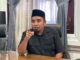 Rendra Masdrajad: DPRD Tak Punya Kewenangan Hentikan MBG, Fungsi Kami Awasi dan Evaluasi MALANGKOTA (SurabayaPost.id) – Polemik terkait program Makan Bergizi Gratis (MBG) di Kota Malang perlu diluruskan. Anggota DPRD Kota Malang Rendra Masdrajad Safaat menegaskan, DPRD tidak memiliki kewenangan untuk menghentikan program nasional tersebut. MBG merupakan program strategis nasional yang masuk dalam RPJMN 2025–2029 dan didanai melalui Anggaran Pendapatan dan Belanja Negara (APBN). Dengan demikian, kebijakan terkait keberlangsungan program sepenuhnya berada di tangan Pemerintah Pusat. "DPRD Kota Malang tidak punya kewenangan untuk memberhentikan program nasional seperti MBG. Yang bisa kita lakukan di daerah adalah mengawasi, mengevaluasi, dan memastikan pelaksanaannya berjalan dengan baik sesuai aturan," ujar Rendra, Rabu (9/9/2026). Rendra menjelaskan, dalam sistem pemerintahan, Pemerintah Kota (Pemkot) Malang dan DPRD memiliki kewenangan pada aspek pelaksanaan, pengawasan, serta evaluasi program di tingkat daerah. Hal itu termasuk memastikan distribusi berjalan lancar, kualitas makanan terjaga, dan program benar-benar tepat sasaran bagi masyarakat Kota Malang. "Kalau ada persoalan dalam pelaksanaan, tentu harus kita evaluasi. Kalau ada kekurangan, kita sampaikan dan kawal perbaikannya. Jangan sampai persoalan teknis di lapangan kemudian dipahami seolah-olah DPRD bisa menghentikan program nasional," tegas politikus PKS itu. Menurut Rendra, pemahaman mengenai batas kewenangan penting agar pembahasan MBG tidak berkembang menjadi kesimpulan yang keliru. Ia menilai fungsi pengawasan DPRD seharusnya digunakan untuk memastikan program yang langsung dirasakan masyarakat ini berjalan tertib dan memberi manfaat. "Yang paling penting bagi kami adalah bagaimana program ini berjalan dengan baik di Kota Malang. Kalau ada masalah, kita kawal penyelesaiannya. Kalau ada yang perlu diperbaiki, kita dorong perbaikannya," pungkas anggota Komisi C tersebut. (lil).