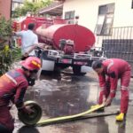 Petugas pemadam kebakaran usai memadamkan api di dapur gizi RSSA Malang pada Rabu (9/9/2026) sore.