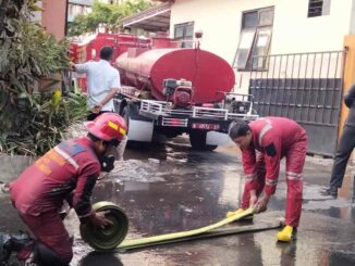 Petugas pemadam kebakaran usai memadamkan api di dapur gizi RSSA Malang pada Rabu (9/9/2026) sore.