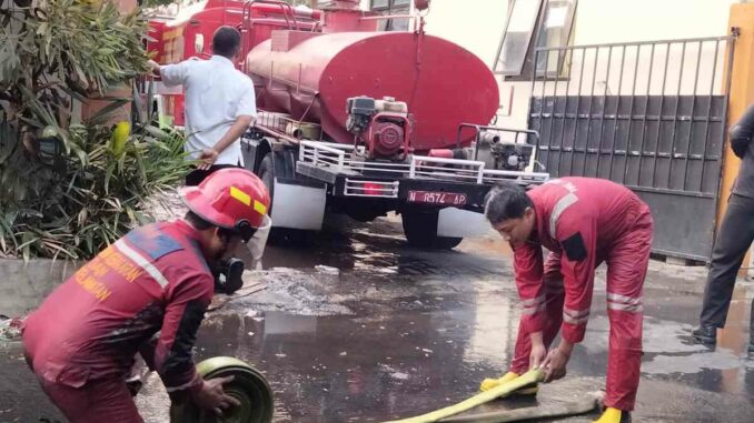 Petugas pemadam kebakaran usai memadamkan api di dapur gizi RSSA Malang pada Rabu (9/9/2026) sore.