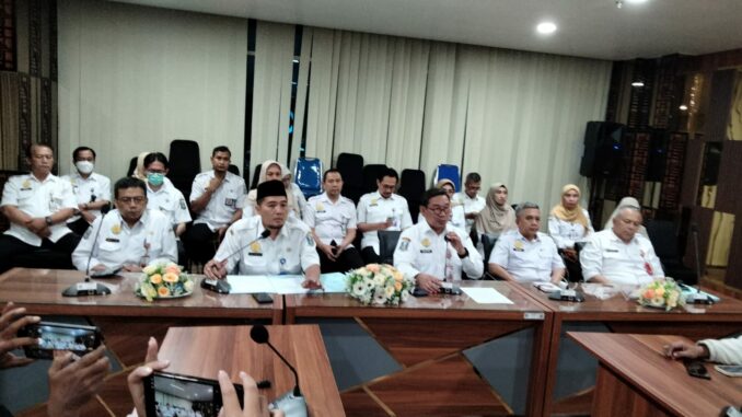 Menanggapi kejadian tersebut, Direktur RSSA Malang Dr. dr. Mochamad Bachtiar Budianto menyampaikan permohonan maaf secara terbuka kepada para awak media.