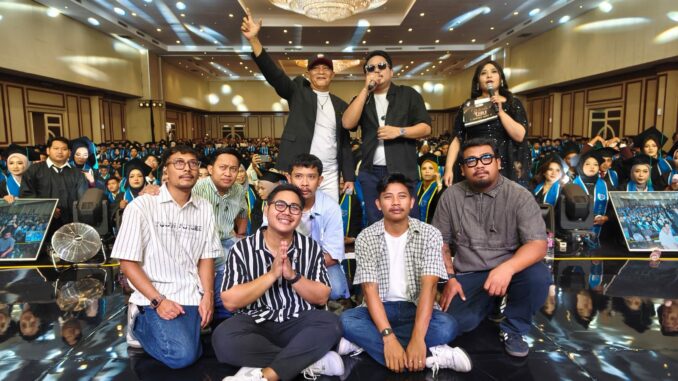 Kehadiran Guyon Waton menjadi salah satu daya tarik utama wisuda tahun 2026 ini.