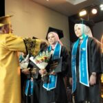Rektor UIBU, Dr Nurcholis Sunuyeko, M.Si memberikan penghargaan kepada wisudawan dan wisudawati berprestasi, Kamis (10/9/2026).