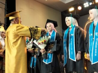 Rektor UIBU, Dr Nurcholis Sunuyeko, M.Si memberikan penghargaan kepada wisudawan dan wisudawati berprestasi, Kamis (10/9/2026).