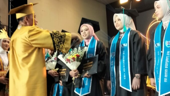 Rektor UIBU, Dr Nurcholis Sunuyeko, M.Si memberikan penghargaan kepada wisudawan dan wisudawati berprestasi, Kamis (10/9/2026).
