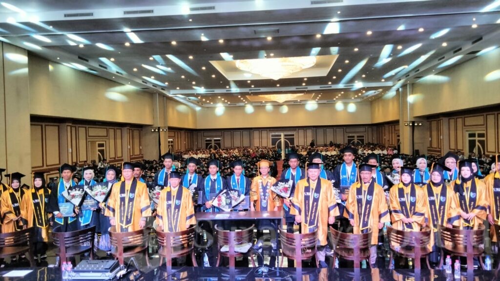 Rektor UIBU, Dr Nurcholis Sunuyeko, M.Si beserta jajarannya pose bersama wisudawan dan wisudawati.