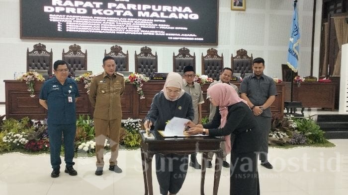 Ketua DPRD Kota Malang, Amithya Ratnanggani Sirraduhita menandatangani berita acara hasil keputusan rapat paripurna.