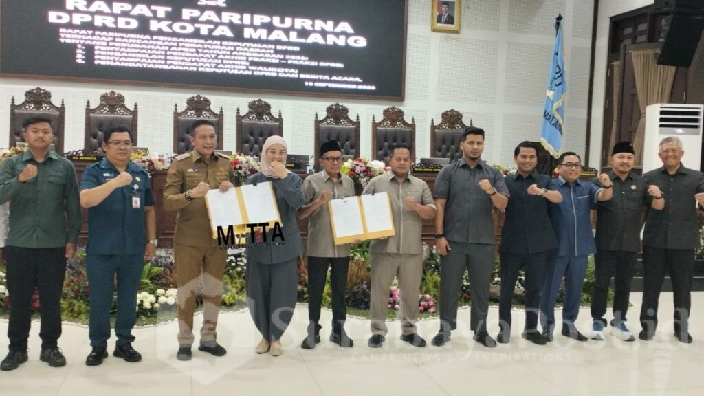Pose bersama sembari menunjukkan hasil keputusan rapat paripurna.