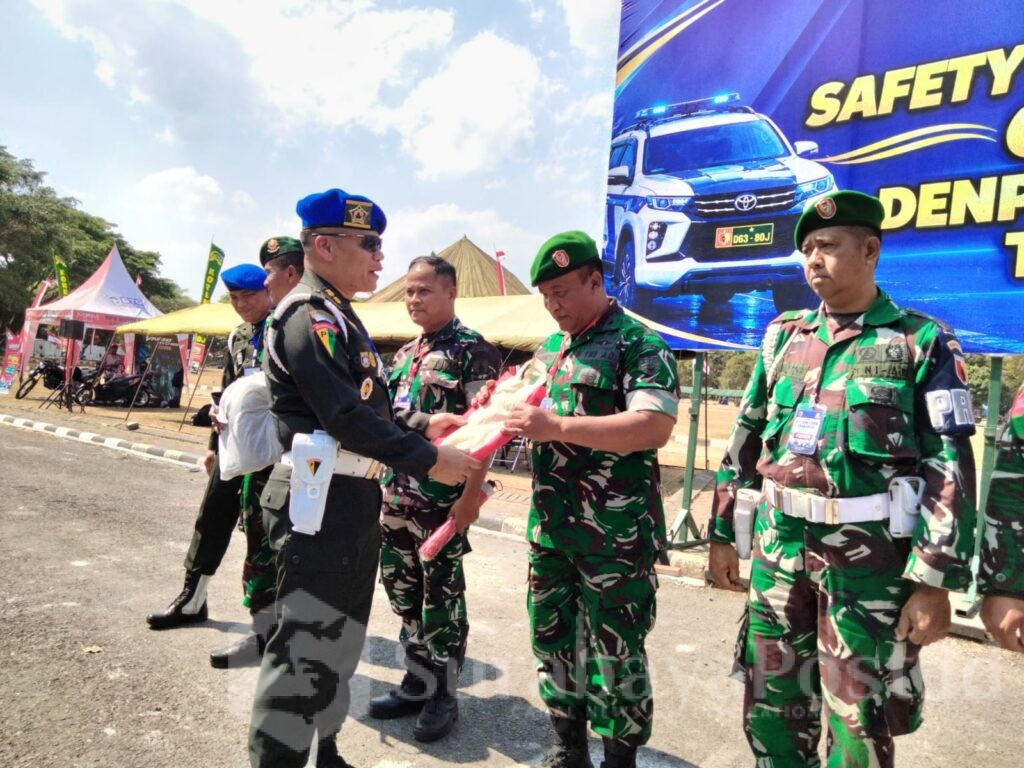 Pemberian cinderamata kepada 10 personel peserta terbaik dalam Safety Riding dan Driving Campaign Denpom V/3 Malang.