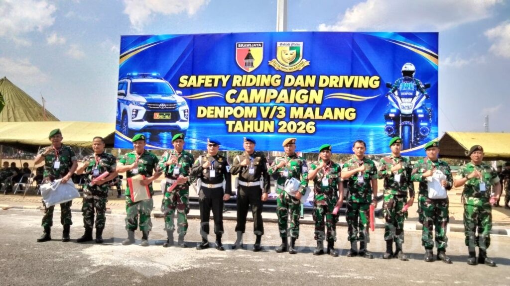 Pemberian cinderamata kepada 10 personel peserta terbaik dan pose bersama.