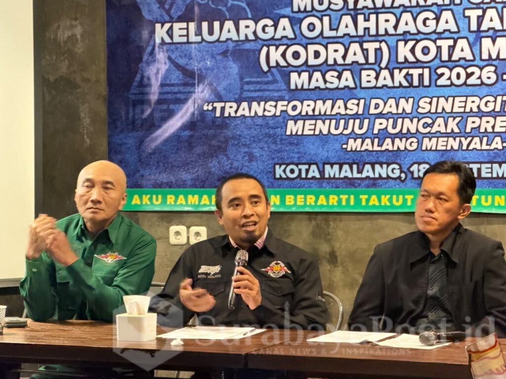 Ketua terpilih, Rendra Masdrajad Safaat (tengah) memberikan sambutan.