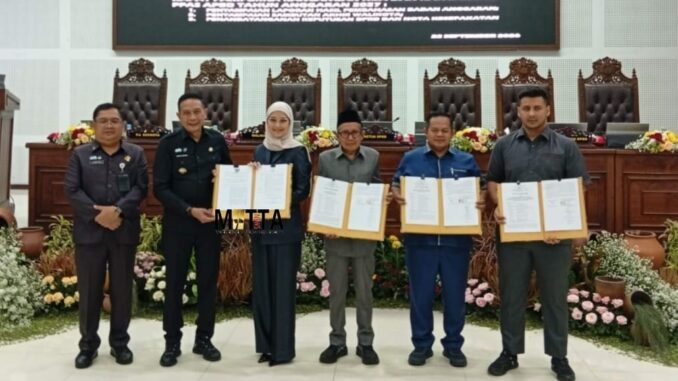 Ketua DPRD Kota Malang, Amithya Ratnanggani Sirraduhita dan para wakil ketua serta Wali Kota Wahyu Hidayat menunjukkan surat keputusan yang telah ditandatangani.