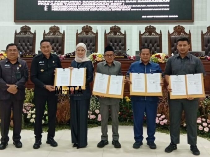 Ketua DPRD Kota Malang, Amithya Ratnanggani Sirraduhita dan para wakil ketua serta Wali Kota Wahyu Hidayat menunjukkan surat keputusan yang telah ditandatangani.