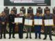 Ketua DPRD Kota Malang, Amithya Ratnanggani Sirraduhita dan para wakil ketua serta Wali Kota Wahyu Hidayat menunjukkan surat keputusan yang telah ditandatangani.