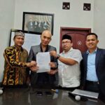 Perwakilan Forum Komunikasi KBIHU Jatim, H. Abdulloh Fahmi Salam dan H. Sobri bersama Kuasa hukumnya, Surjono, SH, MH menunjukkan bukti somasi yang dilayangkan ke Kemenhaj RI, Rabu (23/6/2026).