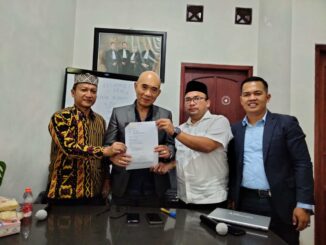 Perwakilan Forum Komunikasi KBIHU Jatim, H. Abdulloh Fahmi Salam dan H. Sobri bersama Kuasa hukumnya, Surjono, SH, MH menunjukkan bukti somasi yang dilayangkan ke Kemenhaj RI, Rabu (23/6/2026).