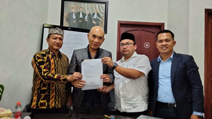 Perwakilan Forum Komunikasi KBIHU Jatim, H. Abdulloh Fahmi Salam dan H. Sobri bersama Kuasa hukumnya, Surjono, SH, MH menunjukkan bukti somasi yang dilayangkan ke Kemenhaj RI, Rabu (23/6/2026).