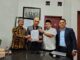 Perwakilan Forum Komunikasi KBIHU Jatim, H. Abdulloh Fahmi Salam dan H. Sobri bersama Kuasa hukumnya, Surjono, SH, MH menunjukkan bukti somasi yang dilayangkan ke Kemenhaj RI, Rabu (23/6/2026).