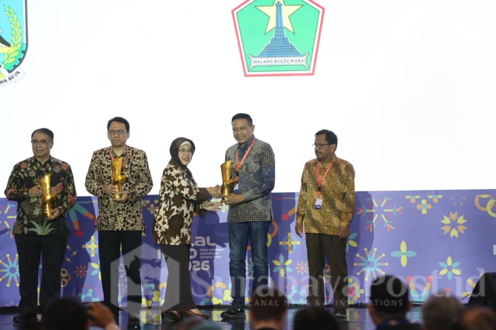 Wali Kota Wahyu Hidayat saat menerima penghargaan. (Sumber: MALANGKOTA.go.id).