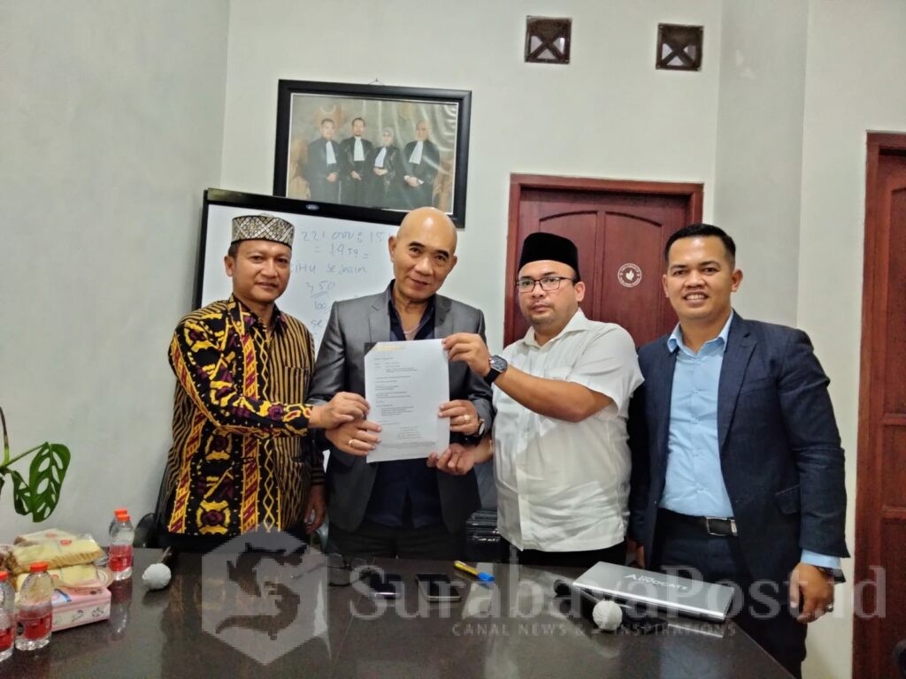 Perwakilan Forum Komunikasi KBIHU Jatim, H. Abdulloh Fahmi Salam dan H. Sobri bersama Kuasa hukumnya, Surjono, SH, MH menunjukkan bukti somasi yang dilayangkan ke Kemenhaj RI, Rabu (23/6/2026).
