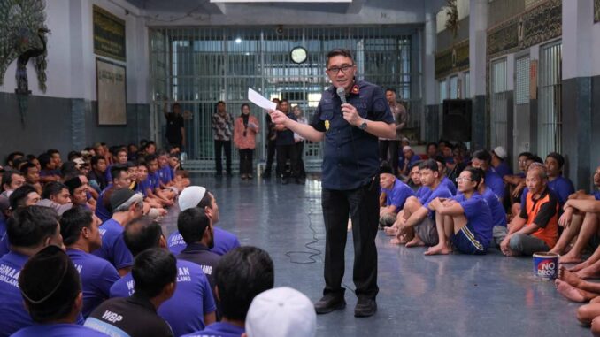 Buka Ruang Aspirasi untuk Peningkatan Pelayanan, Kalapas Malang Bagikan Kuesioner kepada Warga Binaan. (Sumber L'SIMA).
