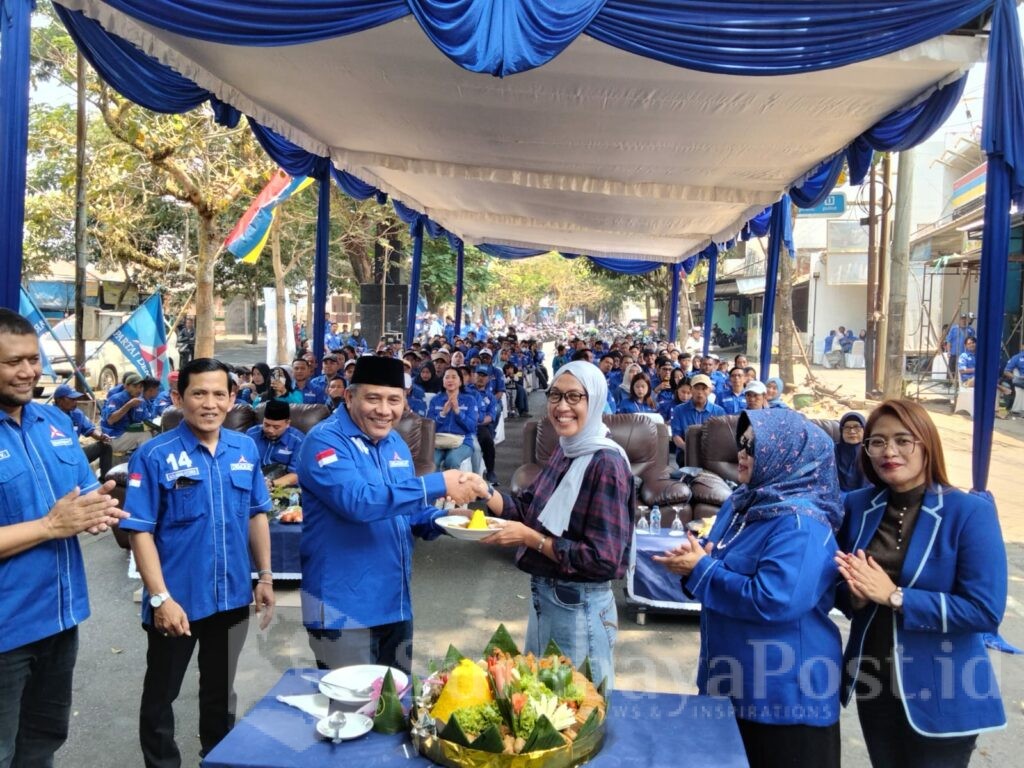 Pemotongan tumpeng oleh Ketua DPC H. Imron yang diserahkan kepada Yuni Lestari, Kabid Politik Dalam Negeri dan Ormas pada Bakesbangpol Kota Malang.