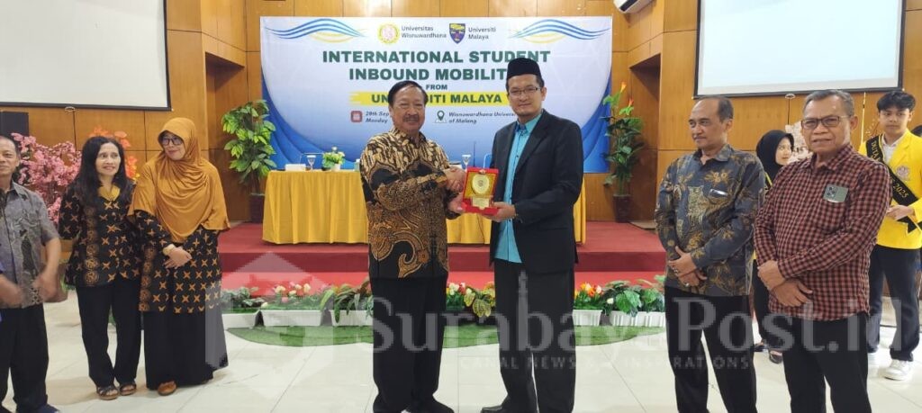 Rektor Unidha Malang, Prof. Dr. H. Suko Wiyono, SH, MH menyambut rombongan University Malaya Malaysia dan memberikan cinderamata kepada Dosen pendamping Universiti Malaya, Dr. Hamdan Chehdimae.
