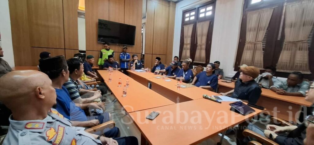 Ratusan sopir angkot kemudian bergeser ke Gedung DPRD Kota Malang untuk beraudiensi. Audiensi dihadiri Ketua DPRD Kota Malang beserta jajaran anggota dewan, Pj Sekda Kota Malang, dan sejumlah OPD terkait.