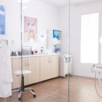 Ruang perawatan klinik dengan peralatan medis modern untuk perawatan gigi dan estetika