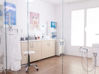 Ruang perawatan klinik dengan peralatan medis modern untuk perawatan gigi dan estetika