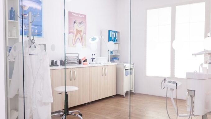 Ruang perawatan klinik dengan peralatan medis modern untuk perawatan gigi dan estetika