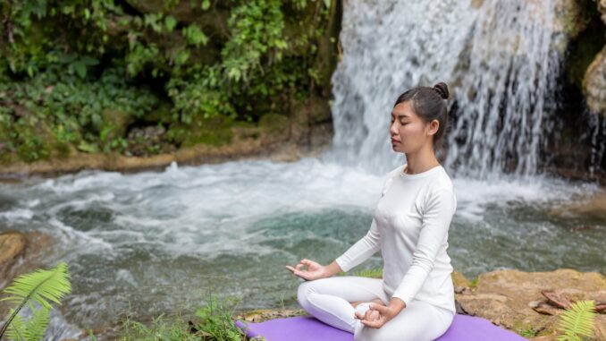 Suasana retret yoga dan layanan kesehatan wisatawan di Bali
