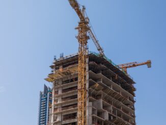 Proyek konstruksi yang membutuhkan izin lingkungan dan material baja SNI