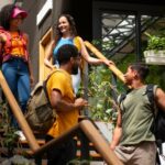 Rombongan karyawan mengikuti kegiatan team building luar ruang di Bali