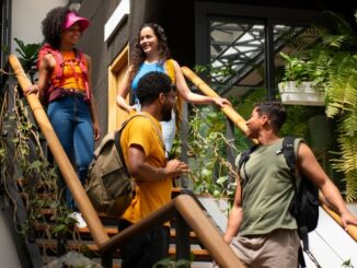 Rombongan karyawan mengikuti kegiatan team building luar ruang di Bali
