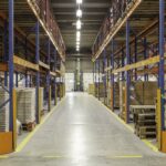 Gudang berisi pallet plastik dan container box untuk kebutuhan industri