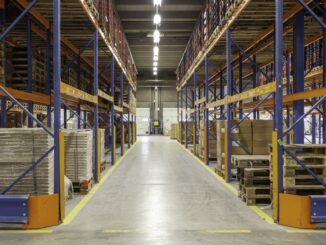 Gudang berisi pallet plastik dan container box untuk kebutuhan industri