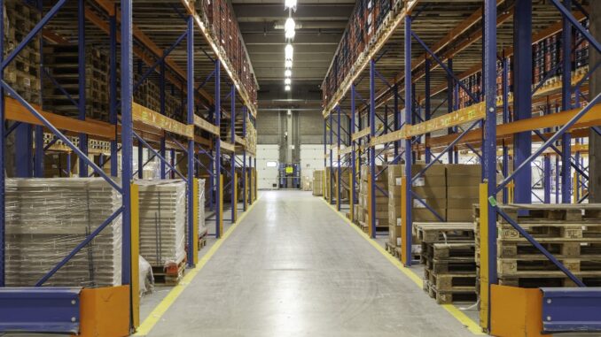 Gudang berisi pallet plastik dan container box untuk kebutuhan industri