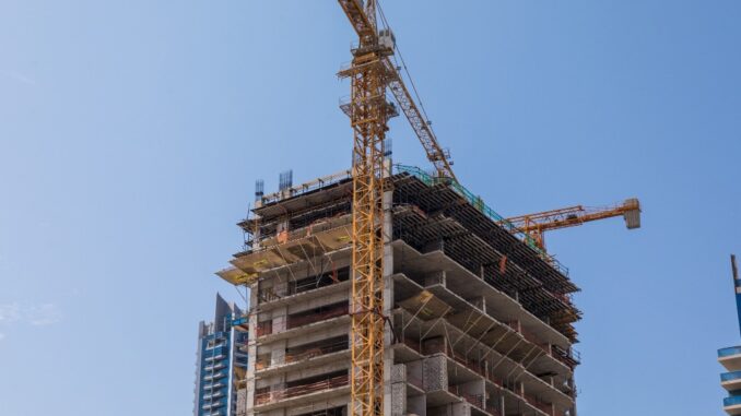 Proyek konstruksi yang membutuhkan izin lingkungan dan material baja SNI