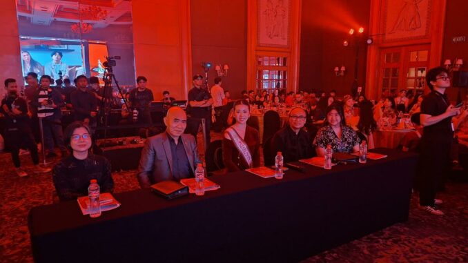 Advokat Surjono Malang (dia dari kiri) Jadi Juri Satu-Satunya di Grand Final Miss Tionghoa Indonesia 2026, Minggu 4 Oktober 2026. (istimewa).