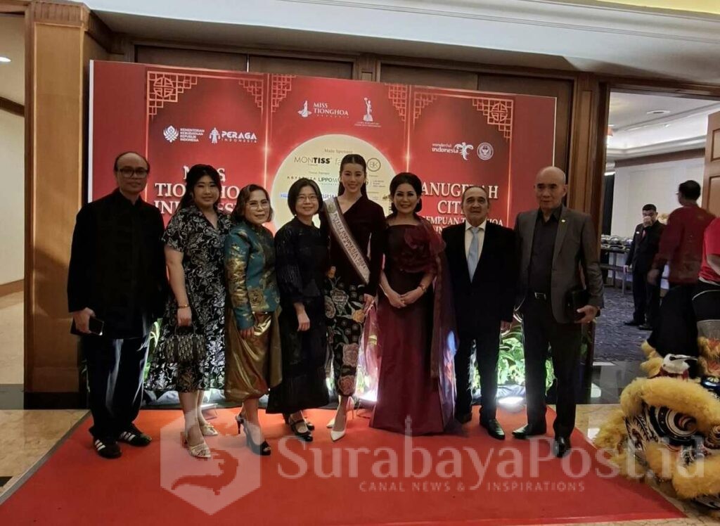Para Juri dan panitia Miss Tionghoa Indonesia pose bersama. (ist).